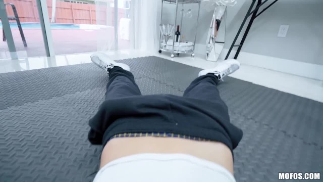 Красивые брюнетки трахаются с тренером