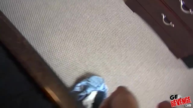 Блондинка с силиконовыми дойками скачет на члене